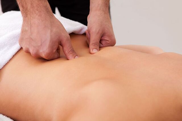Therapeutic massage - a method of relieving back pain in the shoulder blade area